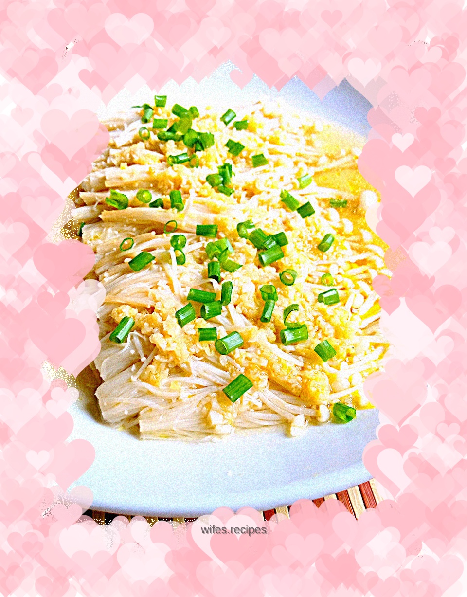 Garlic mixed with enoki mushrooms