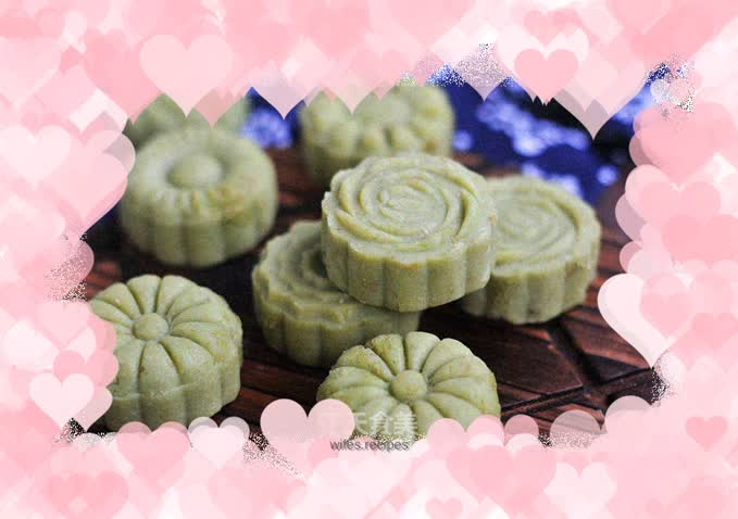 Mung bean cake with green vegetable juice