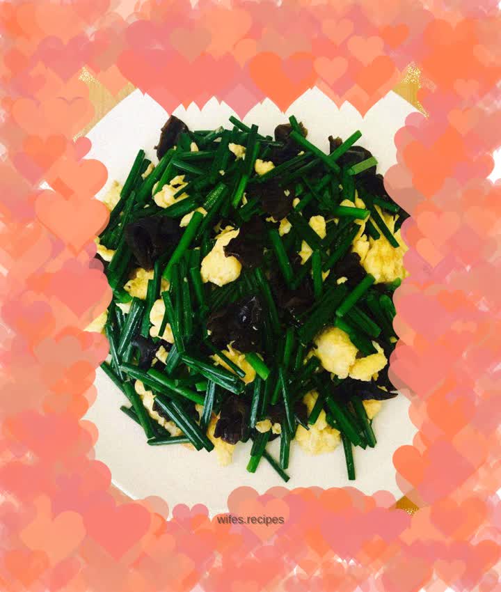 Scrambled eggs with chives and moss