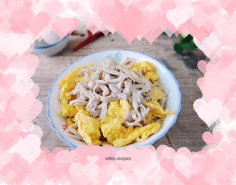 Scrambled eggs with oyster mushrooms