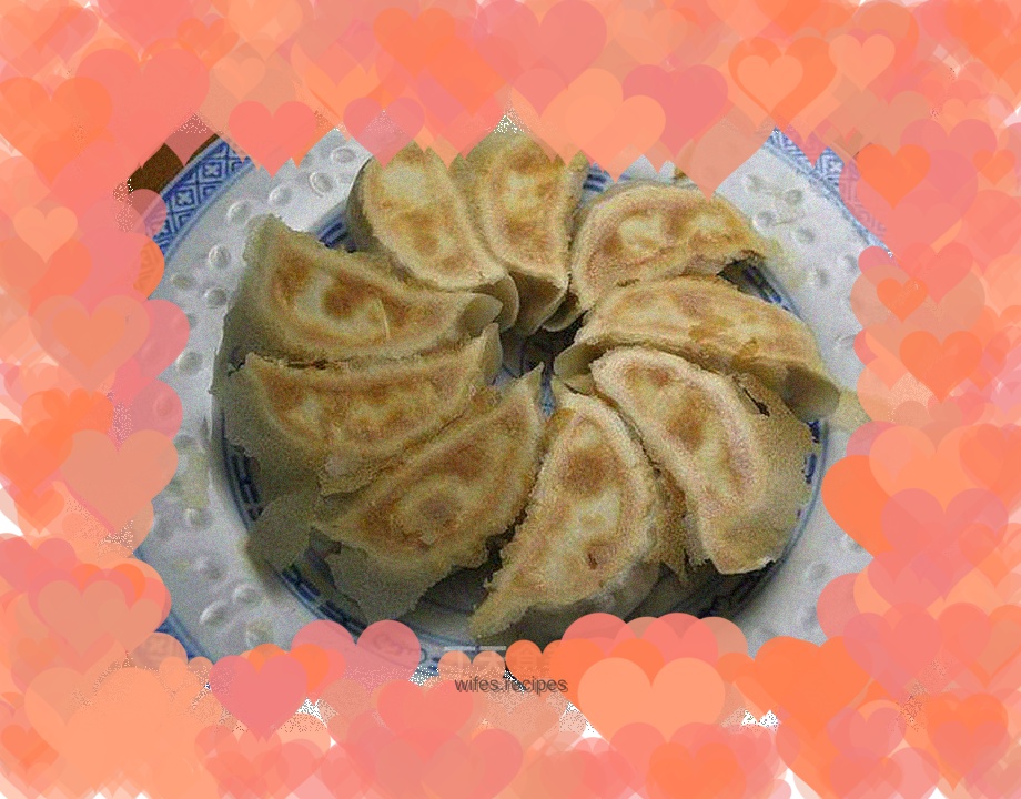 Pan-fried scallion meat dumplings