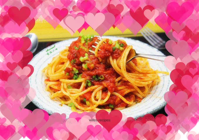 Basil flavored tomato sauce pasta