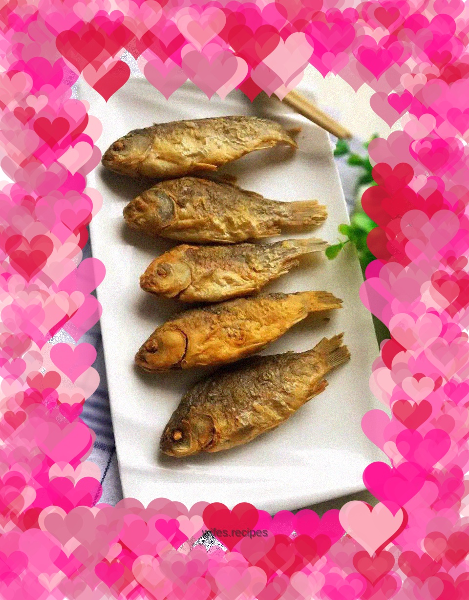 Dry fried small crucian carp