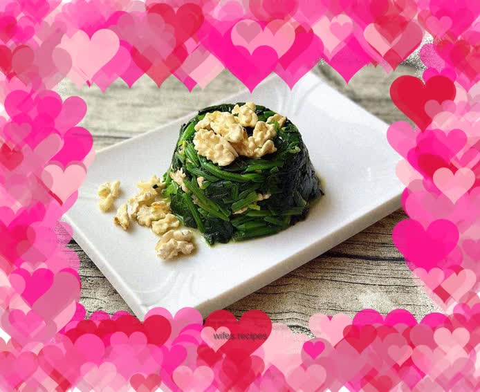 Spinach mixed with peach kernels