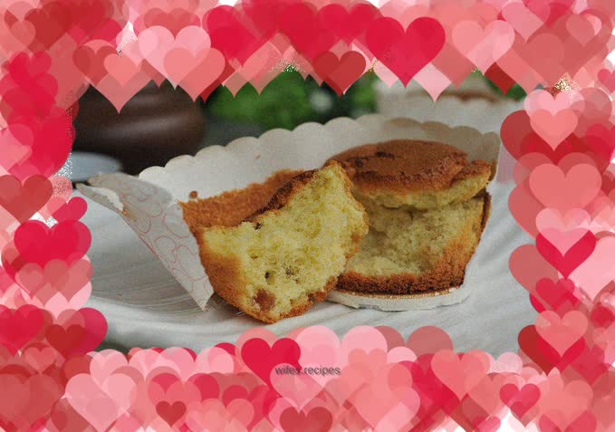 Wine-stuffed raisin cake