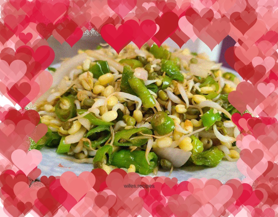 Stir-fried mung bean sprouts with peppers and onions