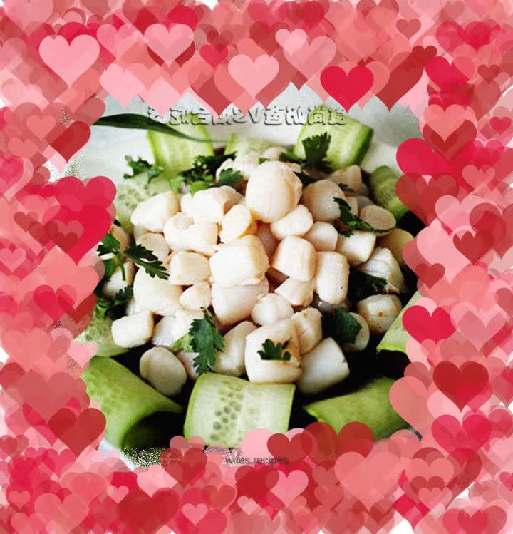 Warm mixed scallops: white beads falling onto the green plate