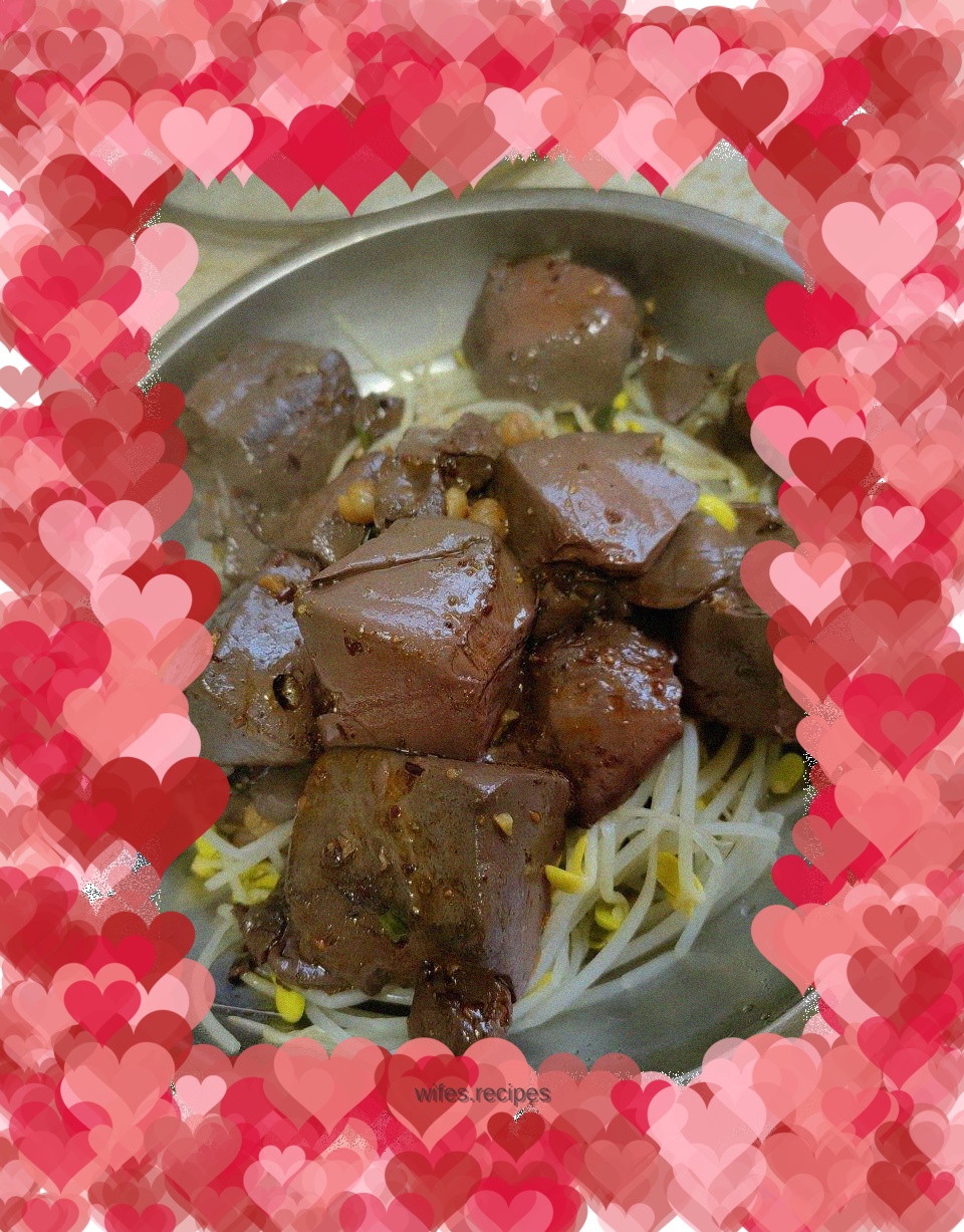 Bean sprouts cooked with blood