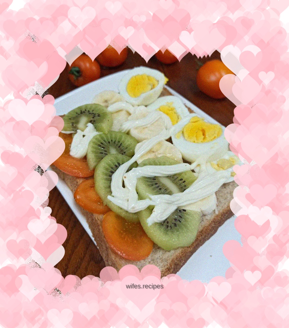 Egg and fruit whole wheat sandwich