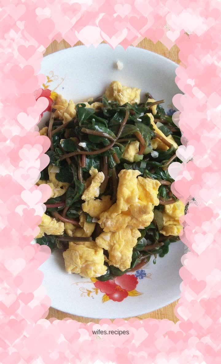 Fried eggs with purslane