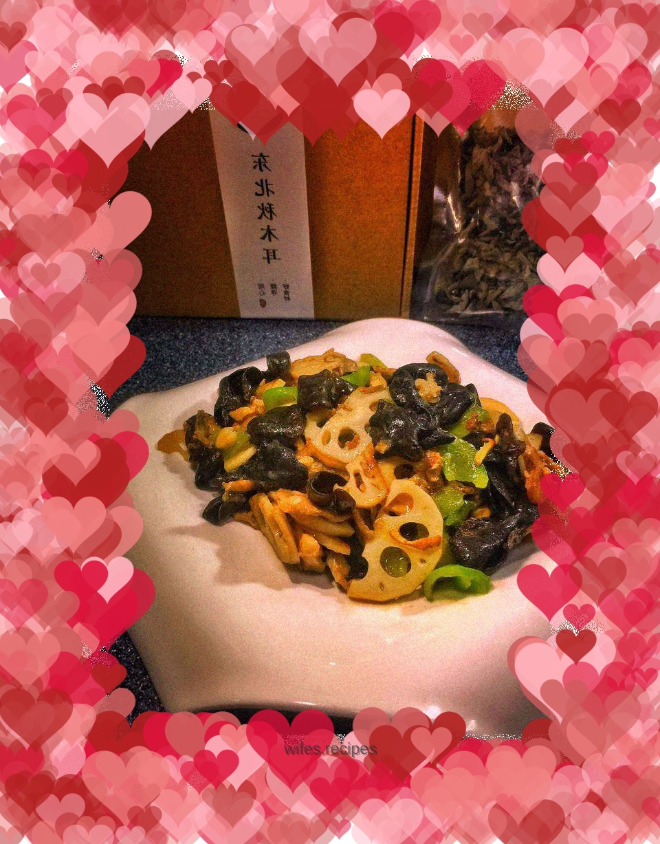 Stir-fried meat with fungus and lotus root slices