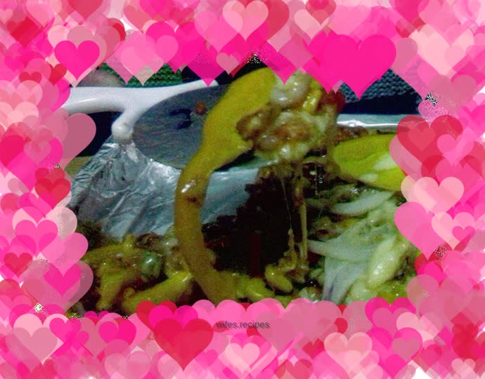 Vegetable, ham and shrimp pizza