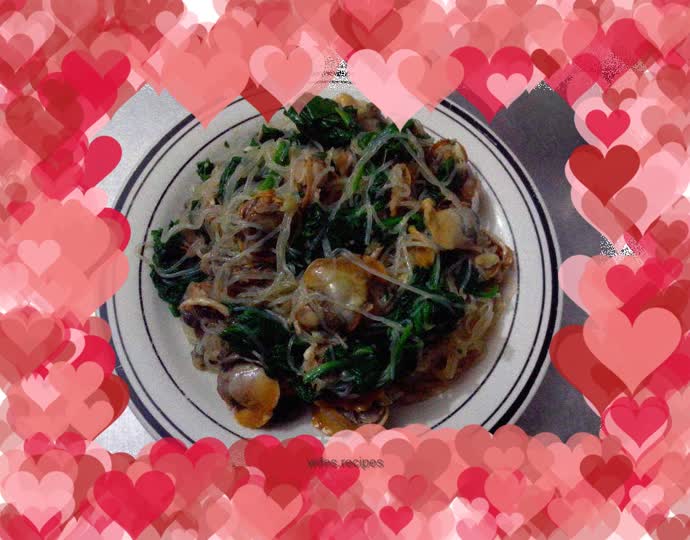 Hairy clams mixed with spinach vermicelli