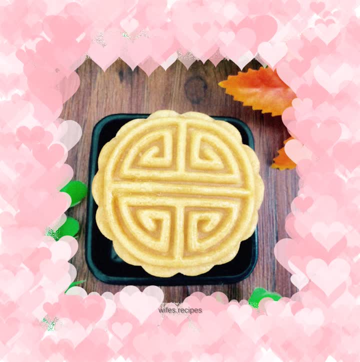 Cantonese style lotus seed mooncake