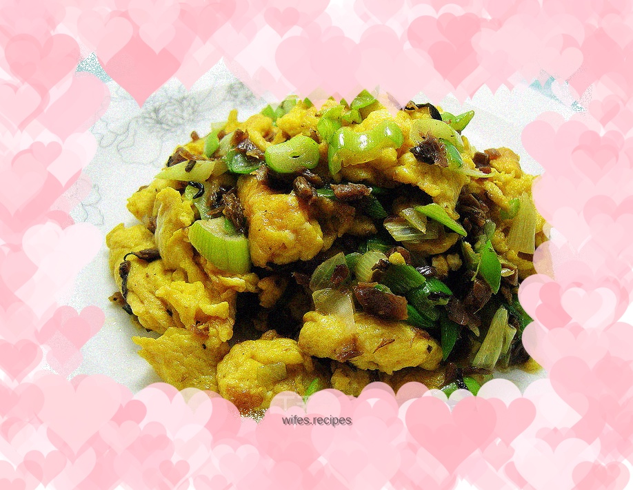 Scrambled eggs with bean sprouts and green onions