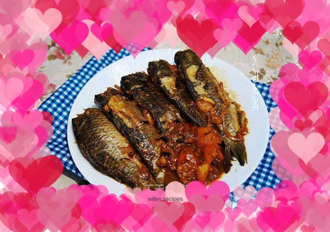 Braised small crucian carp in soy sauce