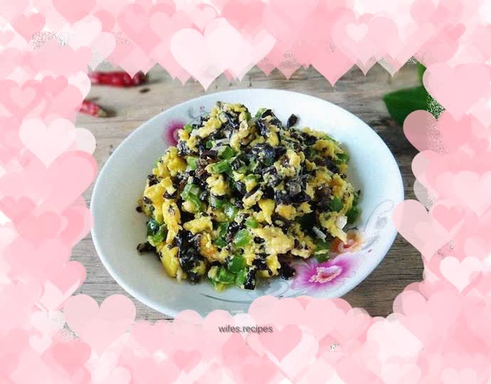 Fried eggs with green pepper and fungus