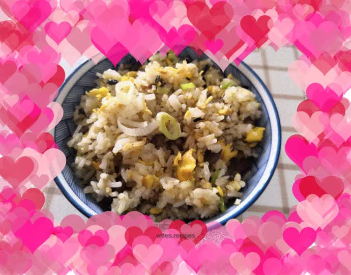 Fried rice with green onions and eggs