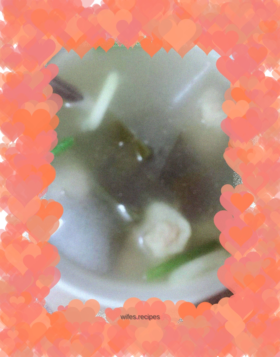 Seaweed and pork ribs soup