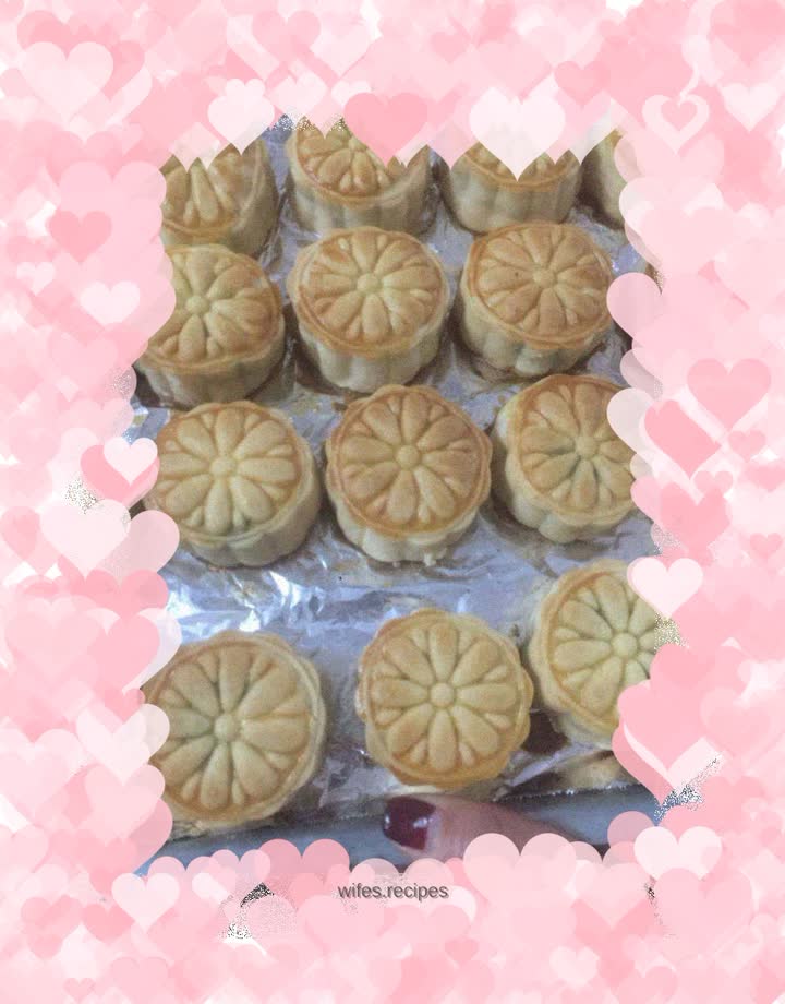 Red bean paste mooncake