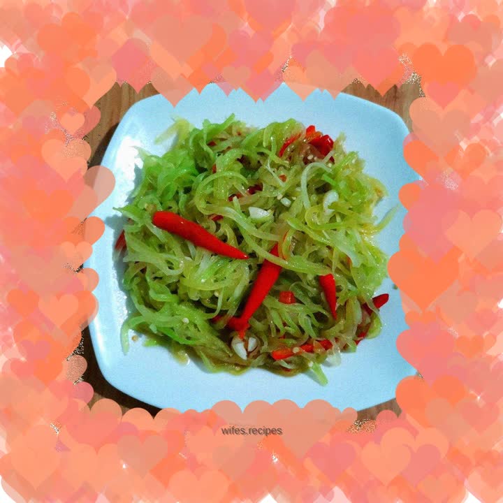 Stir-fried shredded lettuce