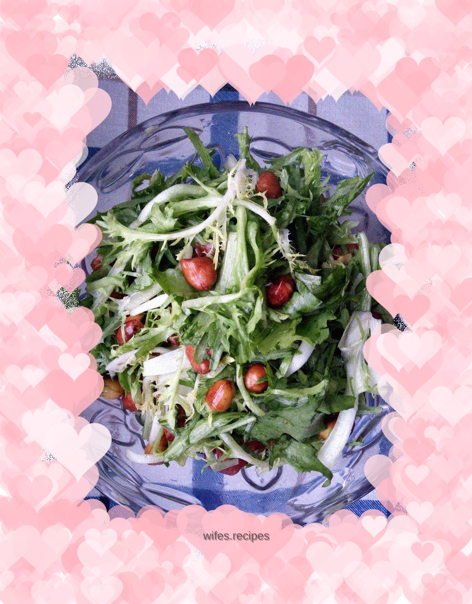 Sweet and sour peanuts mixed with bitter chrysanthemum