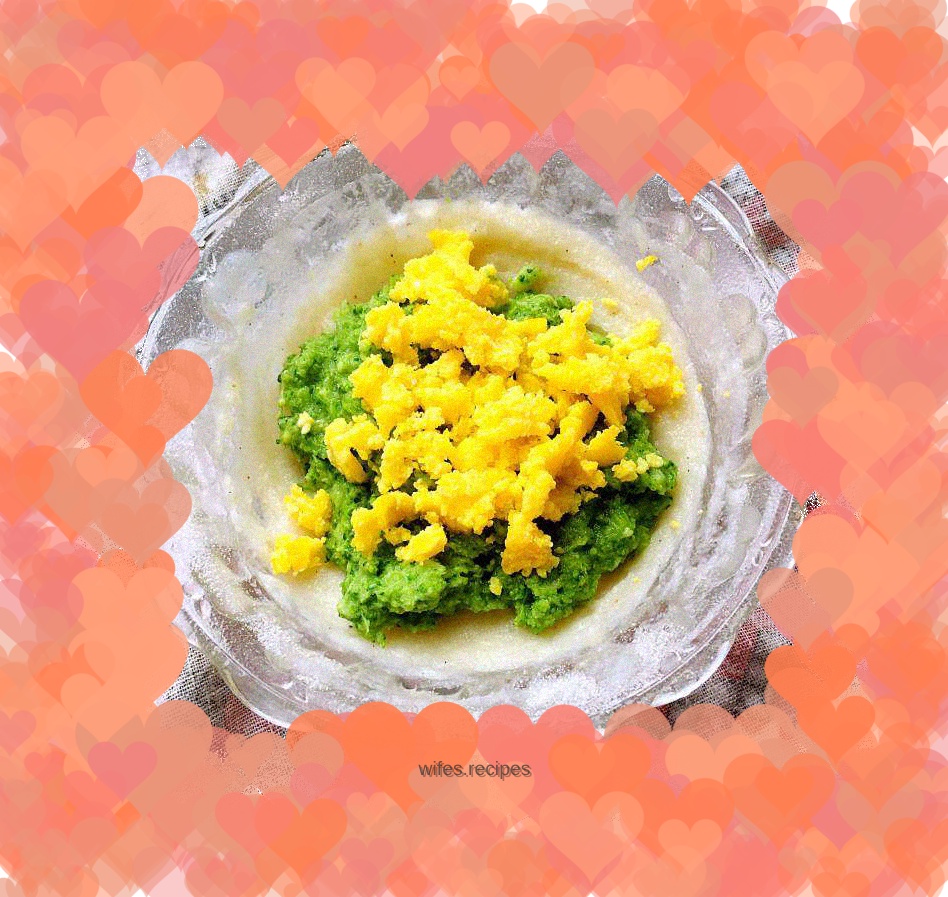 Broccoli and egg yolk rice cereal