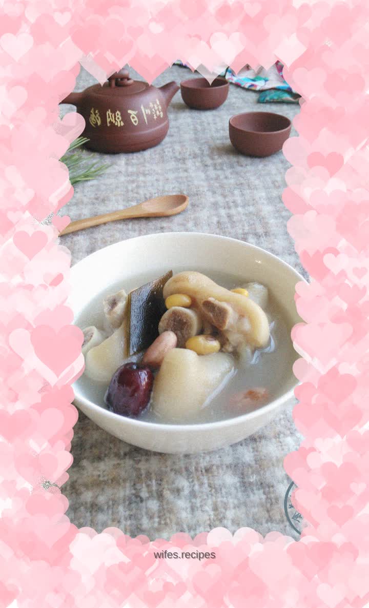 Kelp, soybean and pig's trotters soup