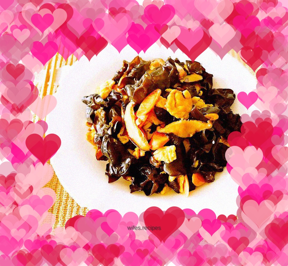 Scrambled eggs with fungus and mushrooms