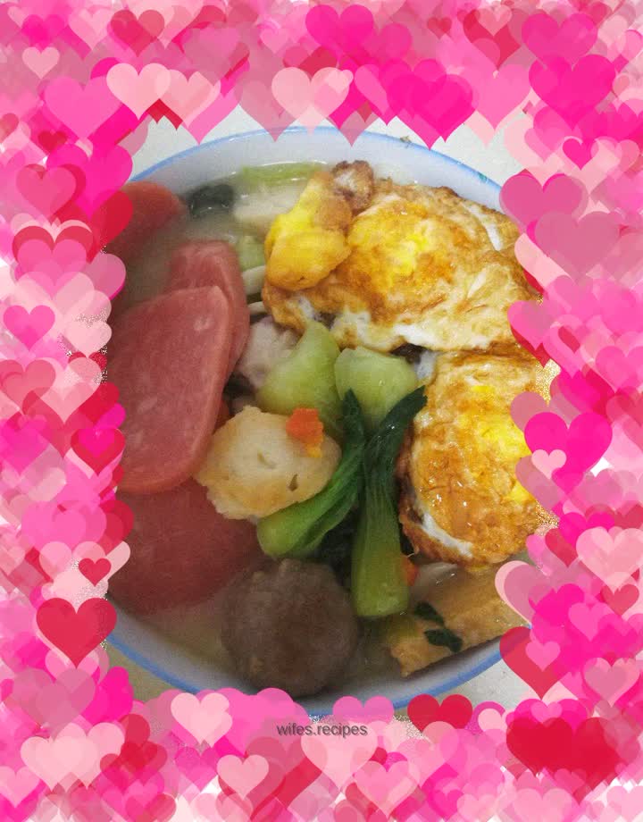 Green vegetables, fish balls and egg noodles