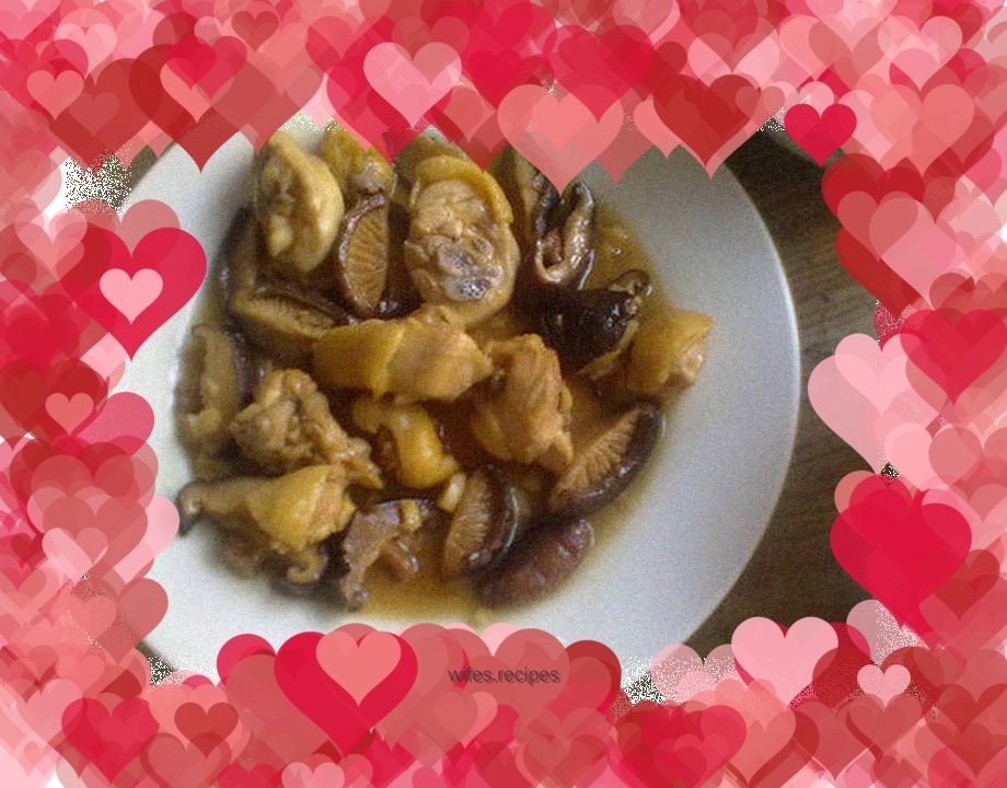 Stir-fried chicken with dried mushrooms
