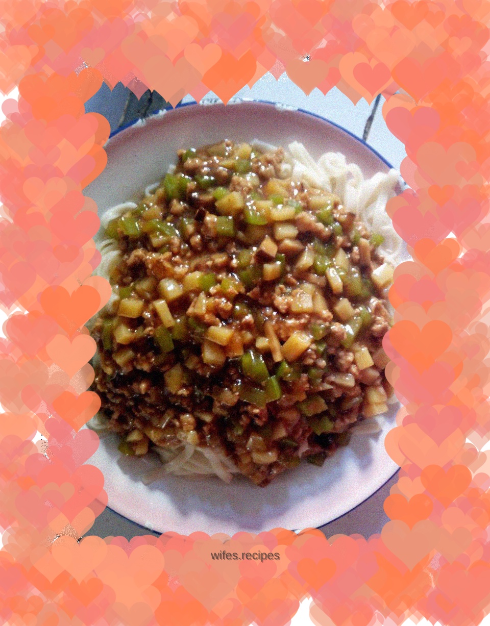 Braised noodles with green pepper, potatoes, mushrooms and diced pork