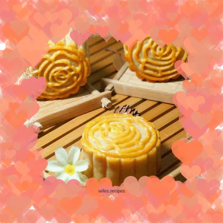 Cantonese style coconut egg yolk mooncake