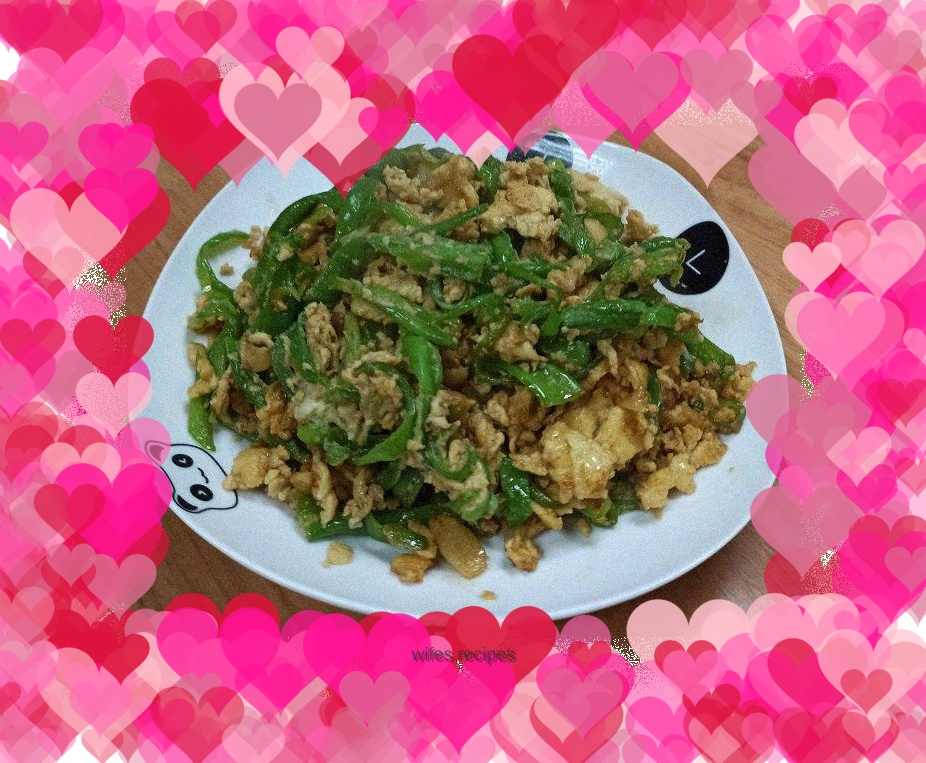 Fried goose egg with green pepper