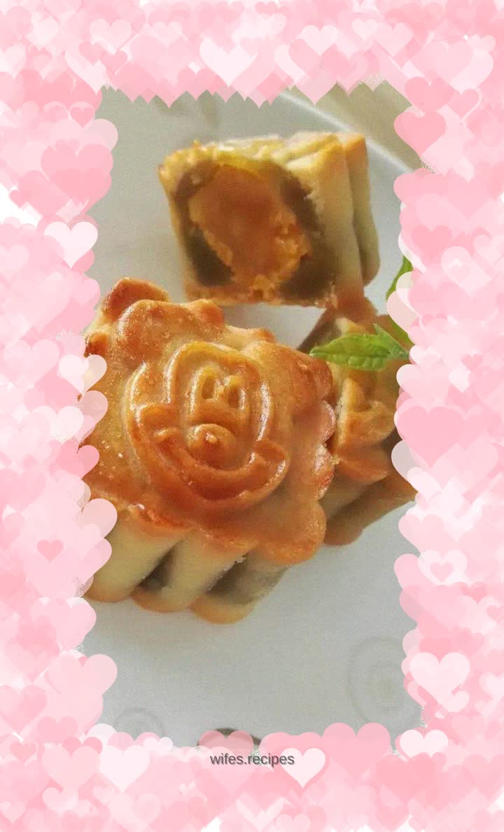 Lotus Paste and Egg Yolk Mooncake