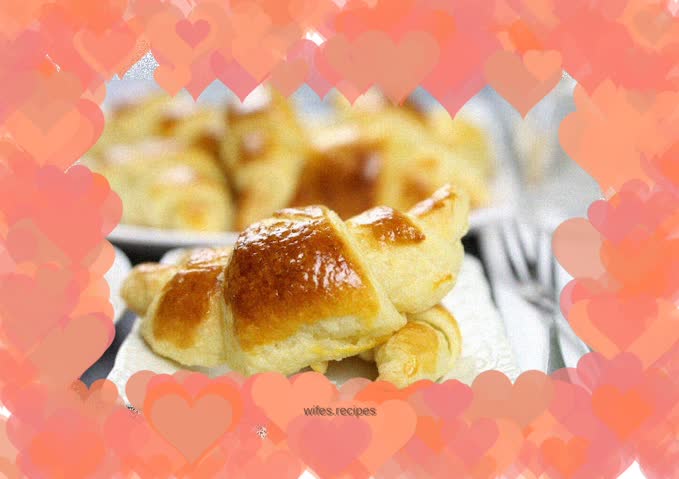 Croissant with horns