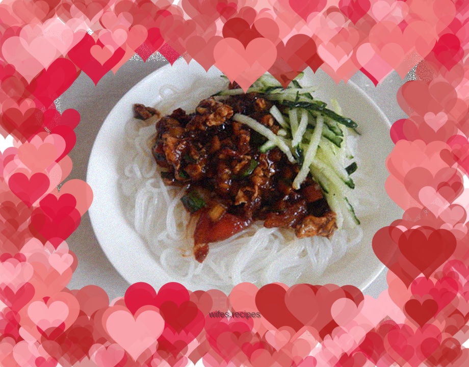 Cucumber and egg sauce mixed with rice noodles