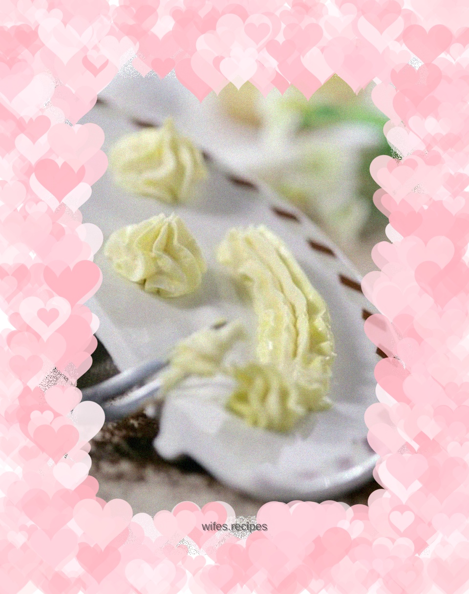 Egg yolk buttercream