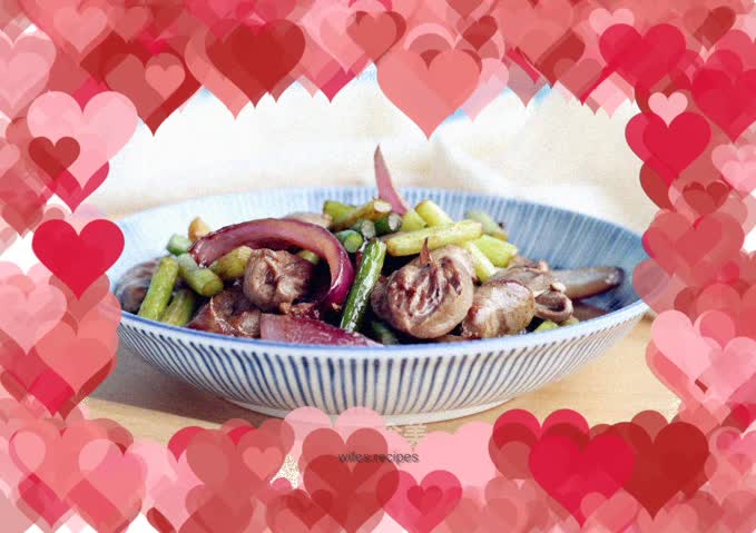 Stir-fried chicken hearts with onions and garlic