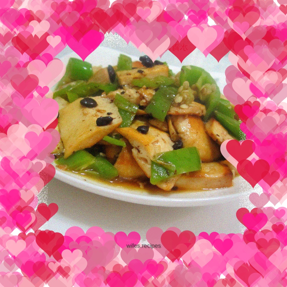 Dried black bean and green pepper slices