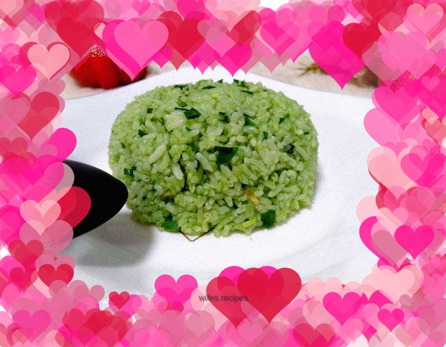 Fried rice with spinach juice