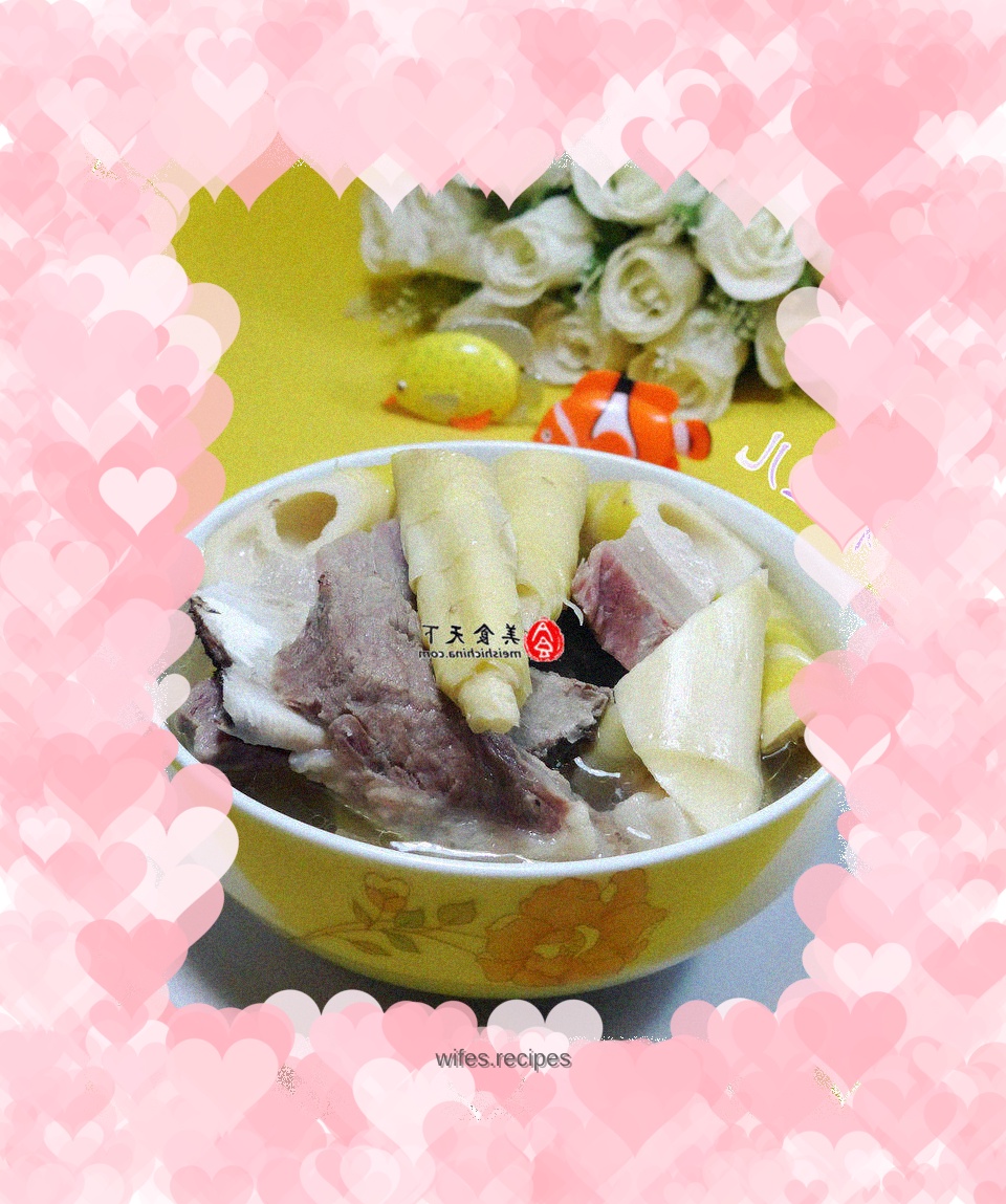 Bacon meat and bamboo shoots meat and bone soup