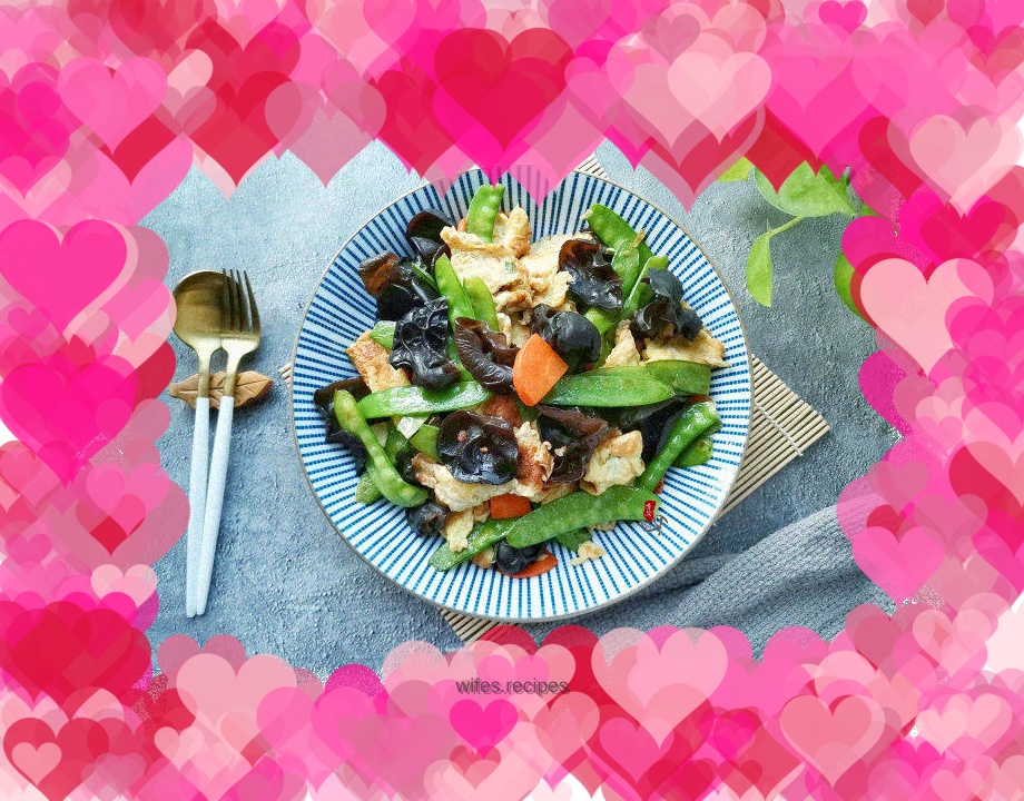 Scrambled eggs with snow peas and fungus