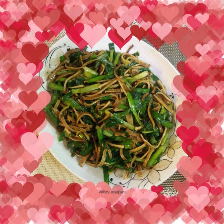 Thin shredded beans and stir-fried leeks