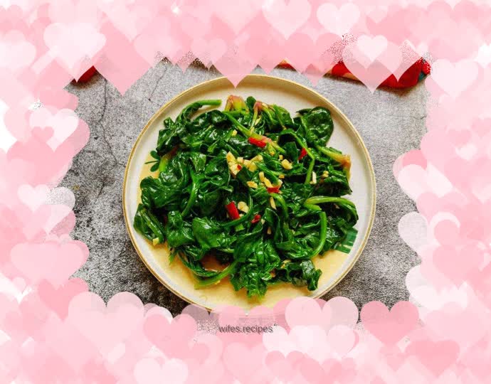 Baby spinach mixed with garlic