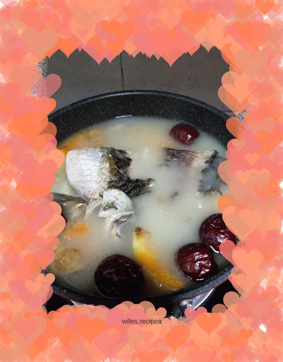 Crucian carp and papaya soup