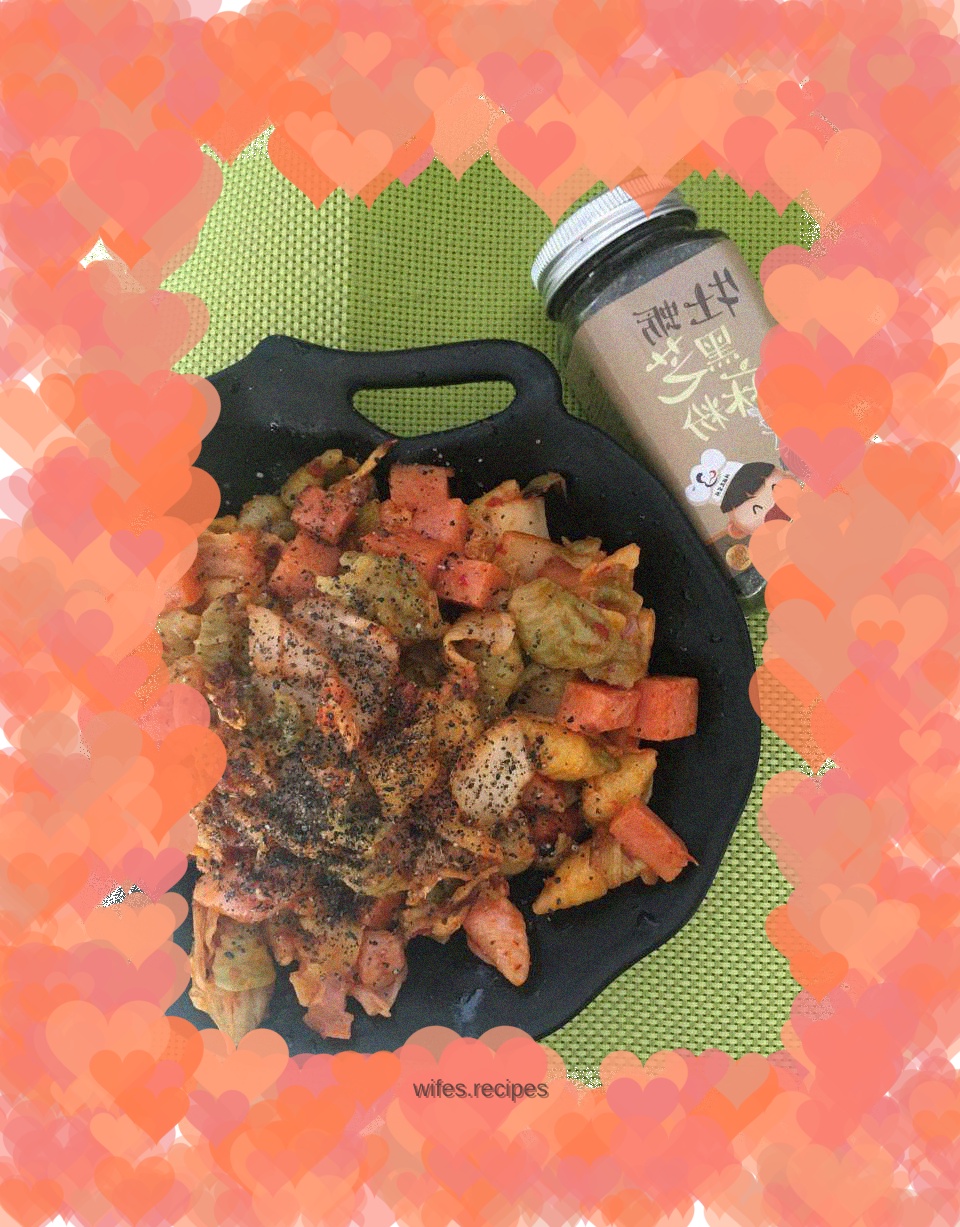 Stir-fried conch noodles with spicy cabbage