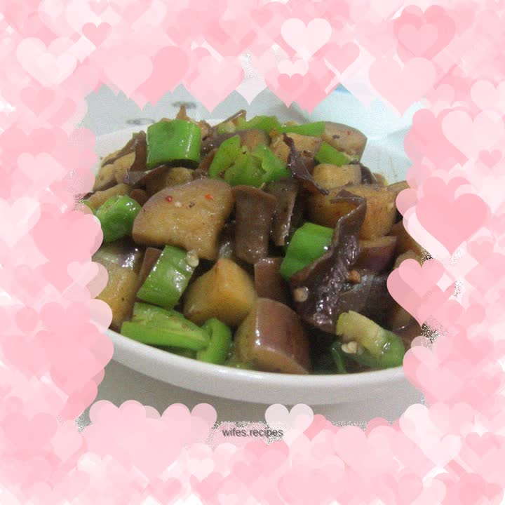 Stir-fried eggplant with green pepper and fungus