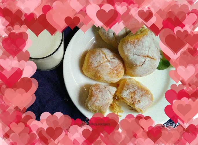 Chives and meat floss buns