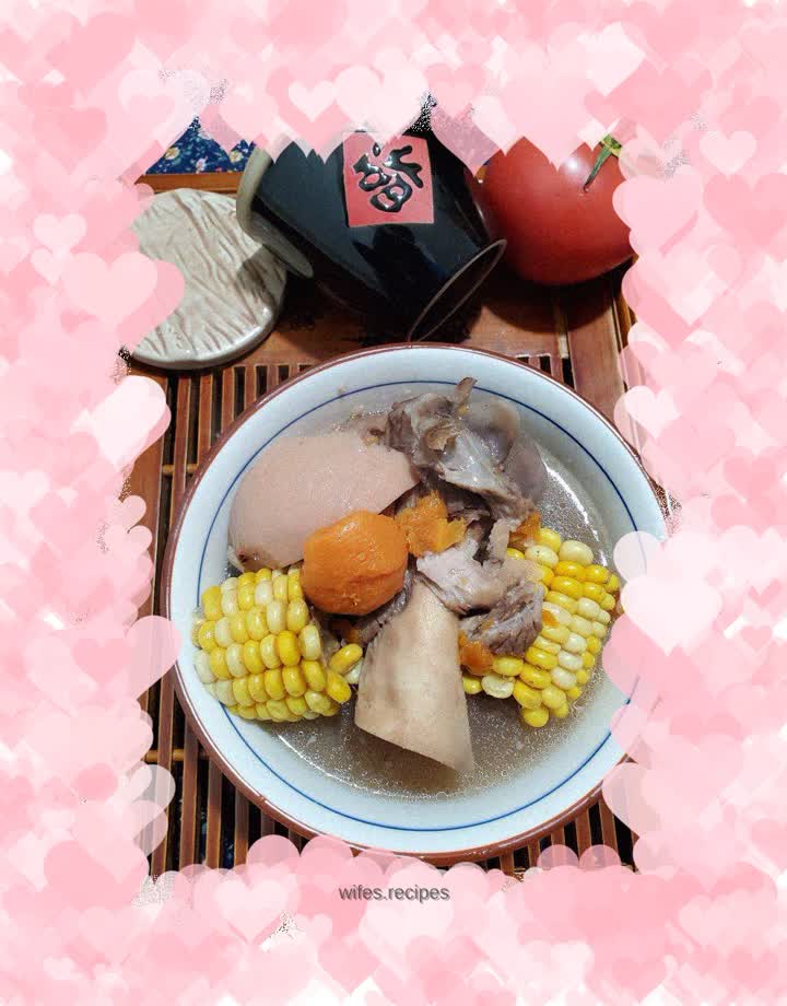 Tub bone pot lotus root, carrot and corn soup